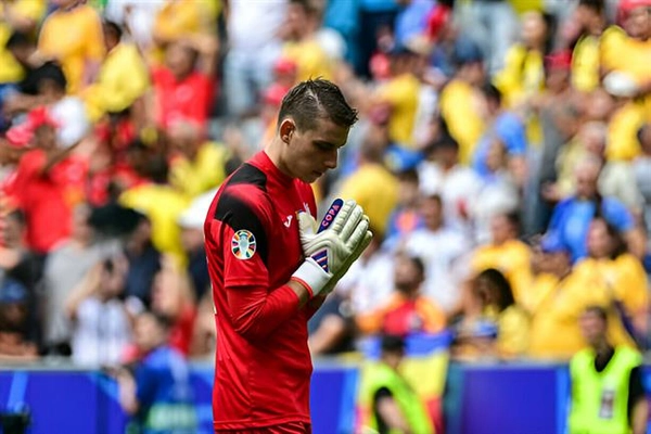 Lunin cúi đầu, chắp tay xin lỗi người hâm mộ Ukraine